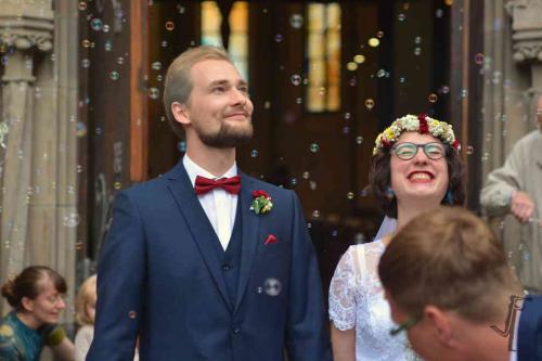 Fotograf Hochzeit Weimar Kirche Seifenblasen Freude