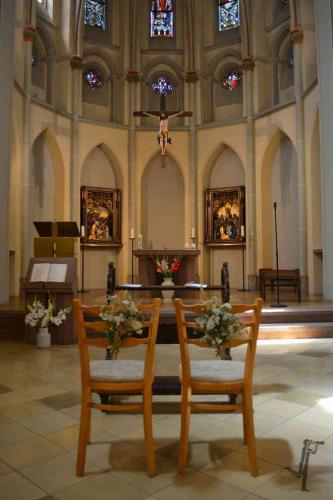 Fotograf Hochzeit Weimar Kirche Stühle