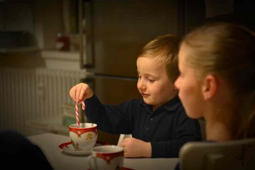 Fotograf Weimar Zuckerstange Kinder Tasse